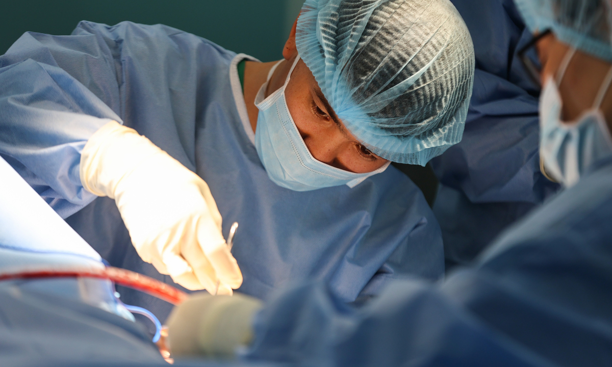 Người đàn ông nhập viện với bàn tay kẹt sâu trong máy xay thịt